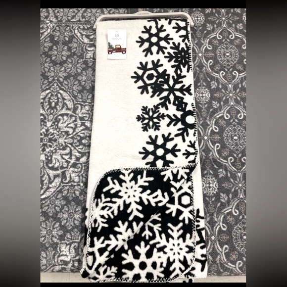 Docofil White Other - Winter Snowflake Cotton/Acrylic Throw (white/black)
